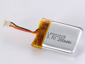 LP502025 200MAH পরিবেশ বান্ধব লিথিয়াম পলিমার ব্যাটারি 12 মাস 3.7V ভোল্টেজ এবং 150-200 Wh/kg শক্তি ঘনত্ব